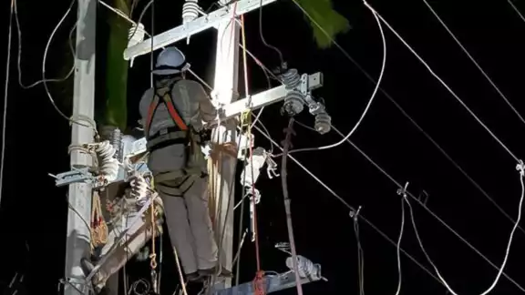 Trabajadores de la CFE han restablecido el servicio de energía eléctrica al 75 por ciento de usuarios afectados por el Huracán otis en Acapulco Trabajadores de la CFE han restablecido el servicio de energía eléctrica al 75 por ciento de usuarios afectados por el Huracán otis en Acapulco