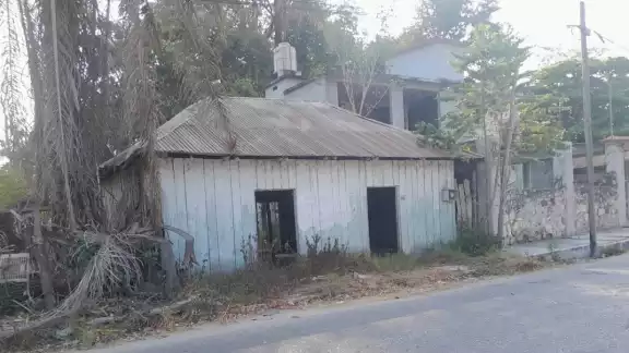 La casa abandonada se encuentra construía con tablas de madera La casa abandonada se encuentra construía con tablas de madera