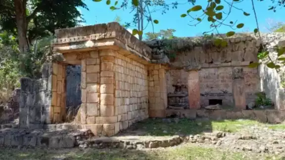 Comentó que lo que hace peculiar al sitio es que conserva una pintura mural que muestra una escena bélica Comentó que lo que hace peculiar al sitio es que conserva una pintura mural que muestra una escena bélica