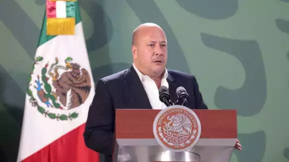 El gobernador de Jalisco, Enrique Alfaro, informó que tiene COVID-19