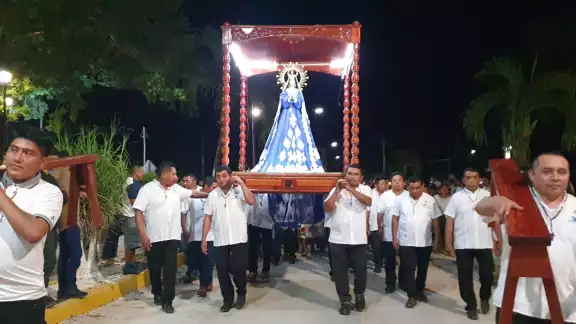 Desde las casas de los donantes se realizó una peregrinación para llevar a la iglesia las ofrendas Desde las casas de los donantes se realizó una peregrinación para llevar a la iglesia las ofrendas