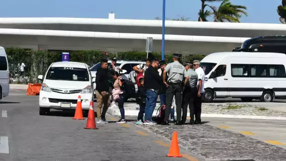 Pasajeros acusan que a los transportistas turísticos no los mueven.
