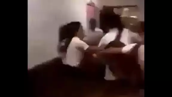 sus compañeros tuvieron que detener al joven que golpeó sin temor a su novia sus compañeros tuvieron que detener al joven que golpeó sin temor a su novia