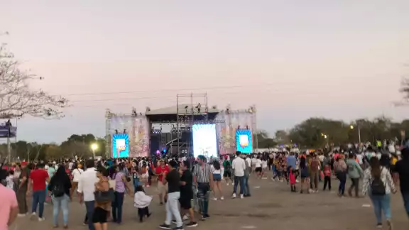 Desde temprano hora familias llegaron para ocupar un mejor lugar