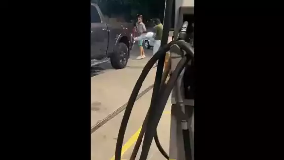 Un hombre en Brasil patea una camioneta y termina baleado en gasolinera Un hombre en Brasil patea una camioneta y termina baleado en gasolinera