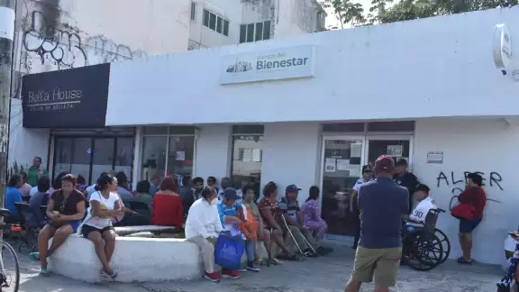 Varios adultos mayores llegan en sillas de ruedas, teniendo que soportar las inclemencias. Varios adultos mayores llegan en sillas de ruedas, teniendo que soportar las inclemencias.