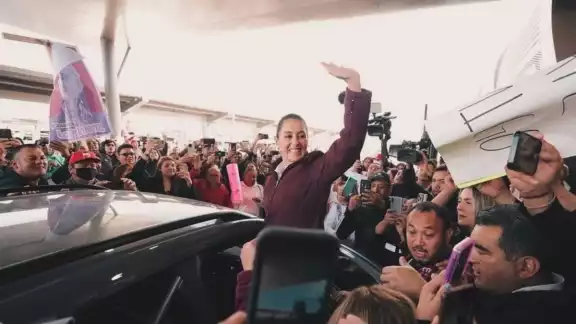 Claudia Sheinbaum fue recibida por sus simpatizantes de Ciudad Juárez, Chihuahua, con el grito de: "es un honor estar con Obrador" Claudia Sheinbaum fue recibida por sus simpatizantes de Ciudad Juárez, Chihuahua, con el grito de: "es un honor estar con Obrador"