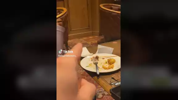 Mexicano asiste a un restaurante en París y capta ratas corriendo Mexicano asiste a un restaurante en París y capta ratas corriendo