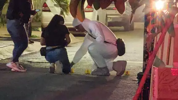 Según testigos, fueron dos hombres  vestidos con chamarras negras