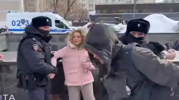 Al menos 110 personas han sido detenidas en diferentes ciudades rusas durante acciones de protesta por la muerte en prisión del líder opositor, Alexéi Navalni Al menos 110 personas han sido detenidas en diferentes ciudades rusas durante acciones de protesta por la muerte en prisión del líder opositor, Alexéi Navalni