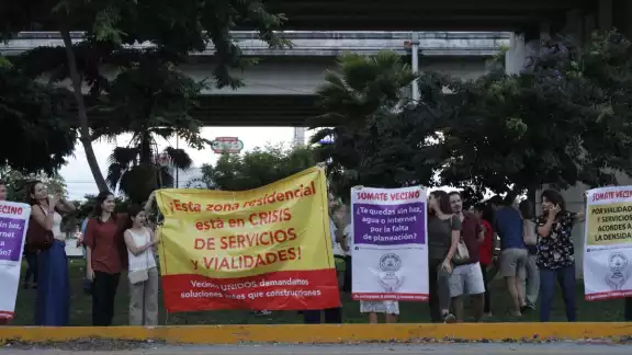 Desde las 17:00 horas, los vecinos comenzaron a reunirse en la glorieta de City Center Desde las 17:00 horas, los vecinos comenzaron a reunirse en la glorieta de City Center