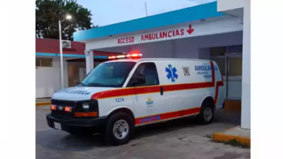 Hombre sufre una fuerte caída de un árbol y se abre la cabeza en dos en Chetumal Hombre sufre una fuerte caída de un árbol y se abre la cabeza en dos en Chetumal