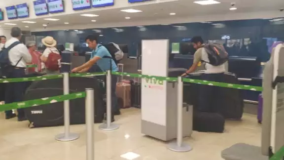 Inicialmente, los extranjeros permanecieron toda la noche en la terminal aérea, hasta poco después de las 4:00 horas de ayer Inicialmente, los extranjeros permanecieron toda la noche en la terminal aérea, hasta poco después de las 4:00 horas de ayer