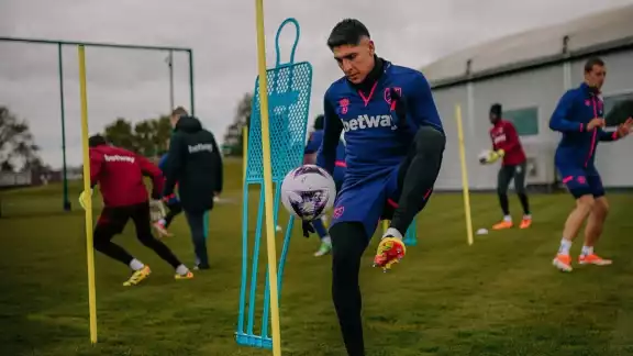 ¿Cómo se ve la nueva jersey de Edson Álvarez con West Ham? ¿Cómo se ve la nueva jersey de Edson Álvarez con West Ham?