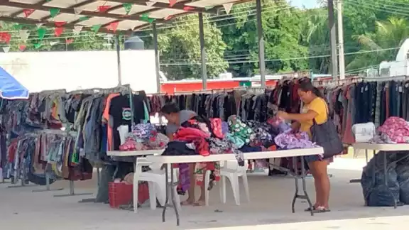 Otra de las comerciantes expuso que cada año la gente acude a su negocio para comprar también calzoncillos de otros colores Otra de las comerciantes expuso que cada año la gente acude a su negocio para comprar también calzoncillos de otros colores