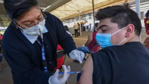 México a hilado 16 semanas consecutivas de descenso en los contagios tras una tercera ola que alcanzó su pico entre julio y agosto. Foto: Cuartoscuro México a hilado 16 semanas consecutivas de descenso en los contagios tras una tercera ola que alcanzó su pico entre julio y agosto. Foto: Cuartoscuro