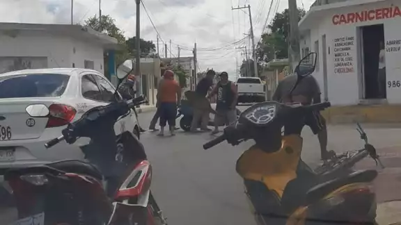 Informaron a la policía que era un autobús de color blanco el que había circulado sobre la calle mencionada y tiraba aceite en la parte trasera Informaron a la policía que era un autobús de color blanco el que había circulado sobre la calle mencionada y tiraba aceite en la parte trasera