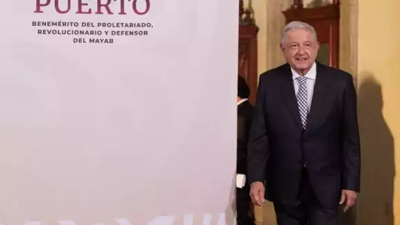 El presidente Andrés Manuel López Obrador criticó duramente la mentalidad de los gobiernos neoliberales, que ssolo benefician a una minoría elitista El presidente Andrés Manuel López Obrador criticó duramente la mentalidad de los gobiernos neoliberales, que ssolo benefician a una minoría elitista