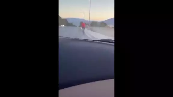 Un par de adolescentes que robaron un auto, causaron que otro vehículo chocara y atropellaron deliberadamente a un ciclista en Las Vegas Un par de adolescentes que robaron un auto, causaron que otro vehículo chocara y atropellaron deliberadamente a un ciclista en Las Vegas