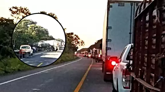El tráiler bloqueó el tránsito El tráiler bloqueó el tránsito