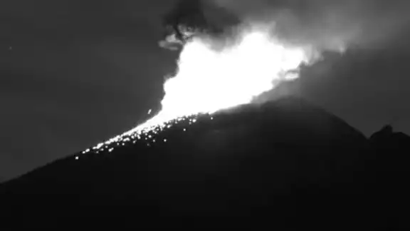 Las explosiones del popo en la noche de este viernes. Foto: Especial