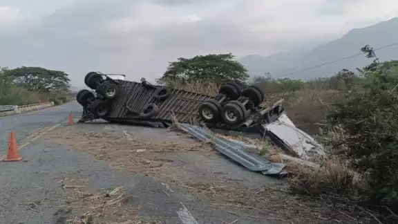 Migrantes atropellados por un tractocamión en Oaxaca formaban parte de una caravana que se desplazaba desde Tapachula, Chiapas, hacia el norte del país Migrantes atropellados por un tractocamión en Oaxaca formaban parte de una caravana que se desplazaba desde Tapachula, Chiapas, hacia el norte del país