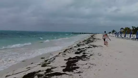 Playa Norte se observó, por primera vez en el año, sin barcos y con poca gente.