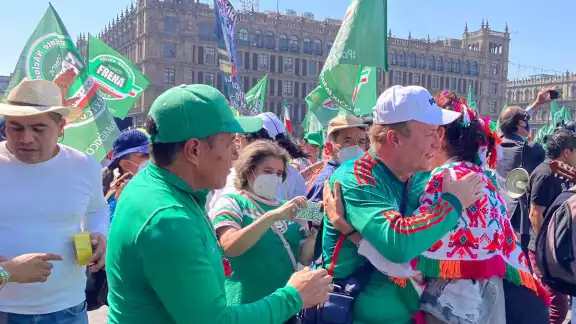 Cientos de seguidores de Frenaa se reunieron en el Zócalo de la Ciudad de México este domingo Cientos de seguidores de Frenaa se reunieron en el Zócalo de la Ciudad de México este domingo