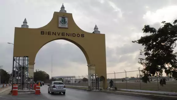 El arco de entrada se encuentra enfrente de los terrenos del Aeropuerto Internacional de Mérida, El arco de entrada se encuentra enfrente de los terrenos del Aeropuerto Internacional de Mérida,
