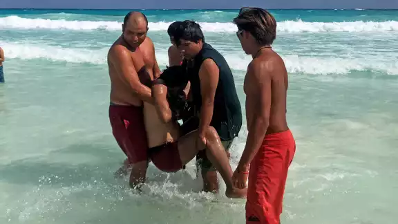 Salvavidas lamentan que la gente sea imprudente y nade hasta en estado de ebriedad Salvavidas lamentan que la gente sea imprudente y nade hasta en estado de ebriedad