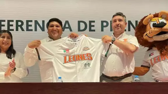 El funcionario y Alejandro Orozco durante la firma del acuerdo