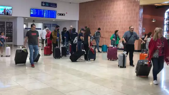 Los primeros vuelos en despegar fueron 823 de Aeroméxico rumbo hacia la capital del país, el 5687 de Volaris hacia Guadalajara Los primeros vuelos en despegar fueron 823 de Aeroméxico rumbo hacia la capital del país, el 5687 de Volaris hacia Guadalajara