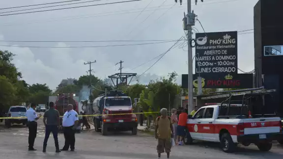 El fuego consumió el techo de palapa del restaurante El fuego consumió el techo de palapa del restaurante
