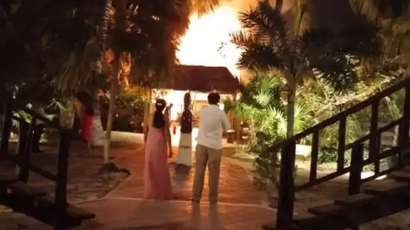 Pirotecnia quema una palapa con invitados a una fiesta de boda, en Telchac.