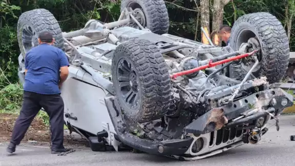 El conductor rebasó los límites de velocidad; se encontraba bajo los influjos de alcohol. El conductor rebasó los límites de velocidad; se encontraba bajo los influjos de alcohol.