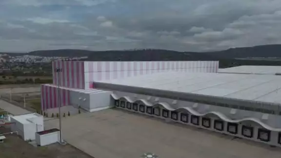 La megafarmacia de Huheuetoca tiene una extensión de casi 50 hectáreas de espacio, son 9 hectáreas techadas