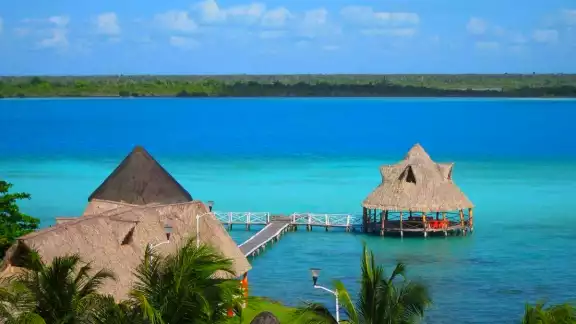 Su principal atractivo es la impresionante Laguna de los Siete Colores, que debe su nombre a las diferentes tonalidades que adquiere el agua