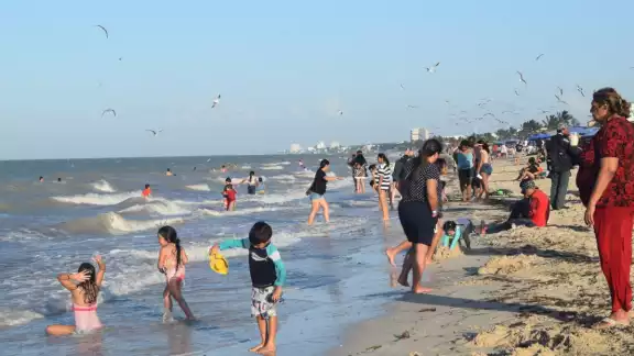 El aumento de las temperaturas propició la llegada de turistas nacionales y extranjeros El aumento de las temperaturas propició la llegada de turistas nacionales y extranjeros
