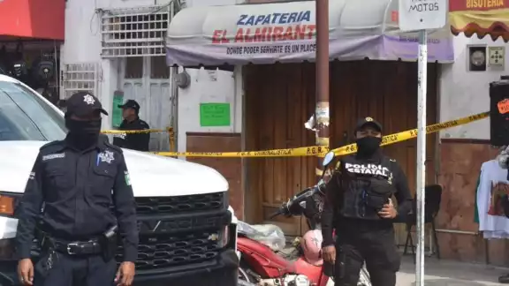 La situación llamó la atención de las personas que iban pasando por el lugar debido al movimiento que se efectuaba por los elementos