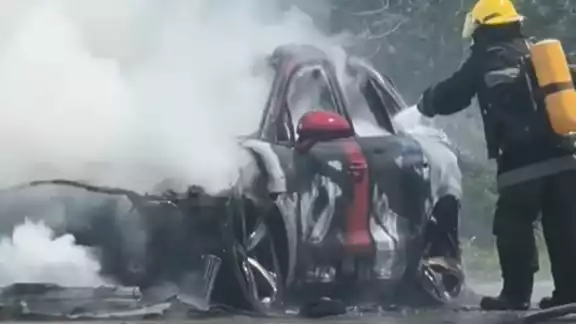 Bomberos sofocaron el incendio en el automóvil Bomberos sofocaron el incendio en el automóvil