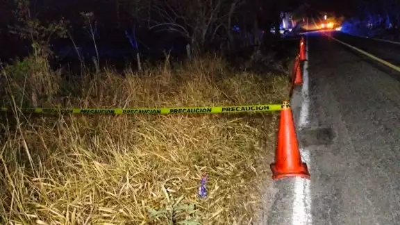 Personas que circulaba sobre la carretera federal mencionada la noche del martes, fueron los que se percataron de una persona Personas que circulaba sobre la carretera federal mencionada la noche del martes, fueron los que se percataron de una persona