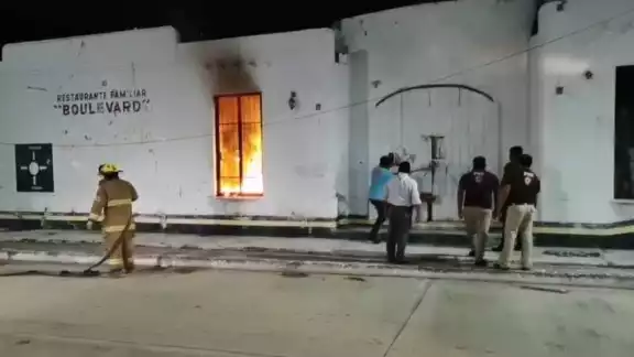 El hombre se quedó atrapado entre las llamas