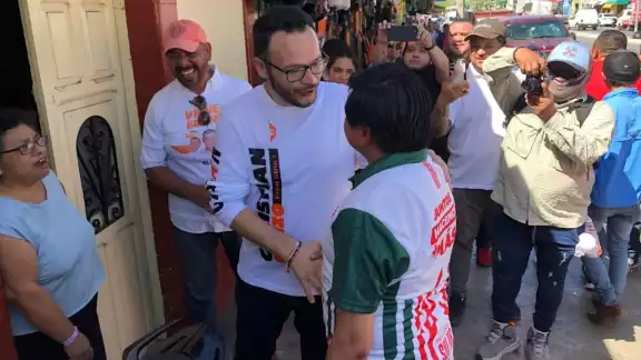 Ambos candidatos caminaban por la avenida Gobernadores Ambos candidatos caminaban por la avenida Gobernadores