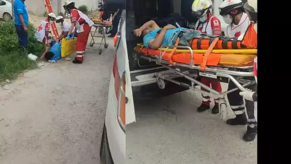 El hombre se encontraba dando mantenimiento a un poste