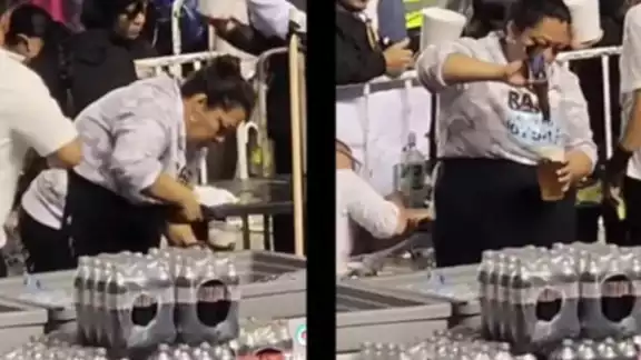 Captan a vendedora de cerveza usando ‘sobras’ para llenar vasos Captan a vendedora de cerveza usando ‘sobras’ para llenar vasos