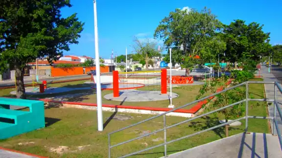 La última vez que la abordó cuando ella caminaba por la zona, le mostró un arma de fuego, por lo que huyó y avisó a las autoridades, sin que lograran detenerlo La última vez que la abordó cuando ella caminaba por la zona, le mostró un arma de fuego, por lo que huyó y avisó a las autoridades, sin que lograran detenerlo