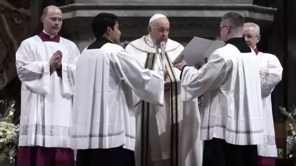 Durante el Angelus pidió a los católicos a celebrar la Navidad con sencillez Durante el Angelus pidió a los católicos a celebrar la Navidad con sencillez