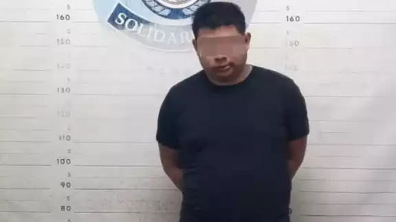 El hombre intentó escapar, pero fue detenido metros adelante El hombre intentó escapar, pero fue detenido metros adelante