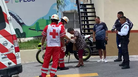 Un grupo de ciudadanos y empleados de una gasolinera impidieron que la responsable del accidente intentara huir Un grupo de ciudadanos y empleados de una gasolinera impidieron que la responsable del accidente intentara huir