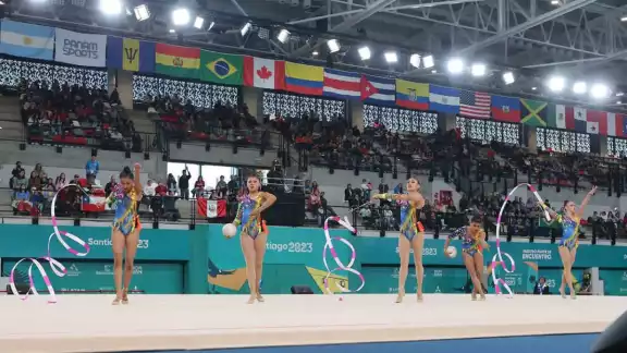 Las gimnastas lograron la medalla de plata con una puntuación de 61.750 Las gimnastas lograron la medalla de plata con una puntuación de 61.750